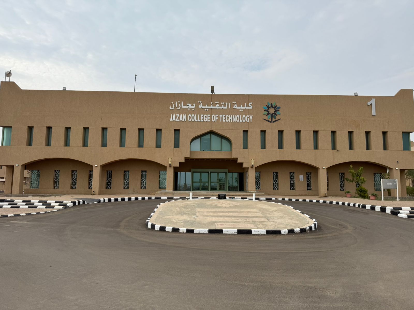 مبنى (٠١)- إدارة الكلية (المبني)